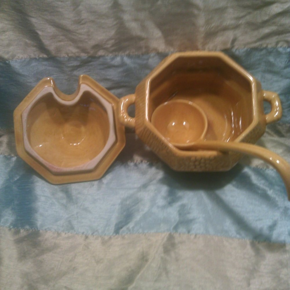 Vintage Golden Yellow Soup Tureen With Ladlle ( Marked Calif USA 410 ) - Picture 4 of 10